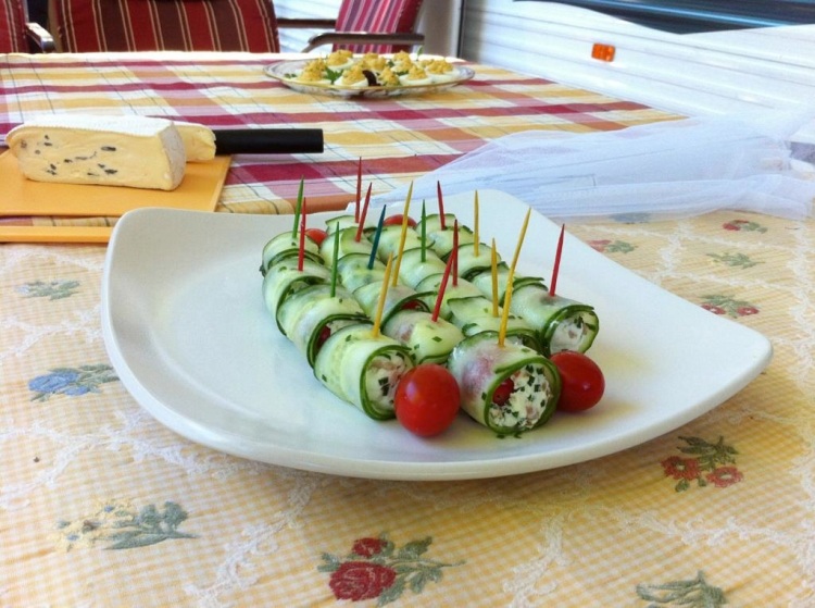 Cucumber and goat cheese rolls